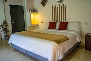 King Suite with Private Jacuzzi / Sunset - Image 4