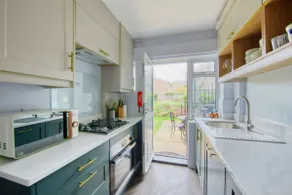 2 bed flat - SW London with parking - Image 3