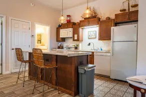 Vintage Cottage with Jacuzzi Tub - Image 4