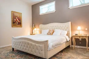 Vintage Cottage with Jacuzzi Tub - Image 2