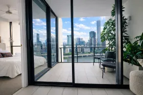 Luxury South Bank Apartment | City Views - Image 3