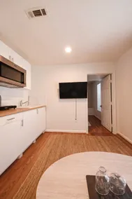 Cozy+Bright 1BR w/Jetted Tub for Monthly Stays - Image 4