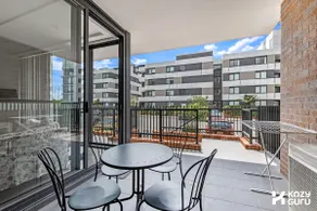 KozyGuru | Penrith | 2 Bed 2 Bath Apt Free Parking - Image 4