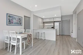 KozyGuru | Penrith | 2 Bed 2 Bath Apt Free Parking - Image 3