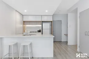KozyGuru | Penrith | 2 Bed 2 Bath Apt Free Parking - Image 5