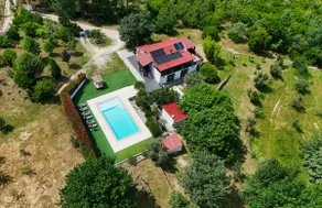 Private nature retreat with pool and jacuzzi - Image 3