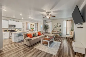 Modern Home mins. from dining, shops, parks, I-10 - Image 3