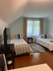 Red Bench Airbnb-East Hill 2 rooms, 3 beds + bath. - Image 5