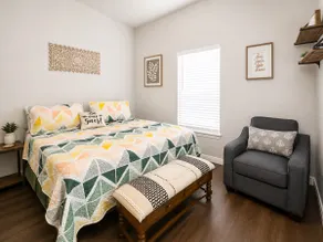 The Lily house-2 bd/1 bath-close to everything! - Image 4