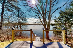Waterfront Bliss: Pond Access & Kayaks - Image 4