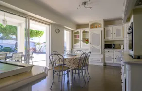 Beautiful family house with a large terrace - Image 3