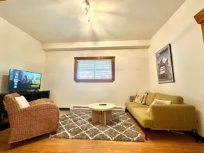 Western Cedar Suite with Great Central Location - Image 4