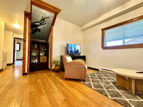 Western Cedar Suite with Great Central Location - Image 5