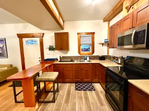 Western Cedar Suite with Great Central Location - Image 3