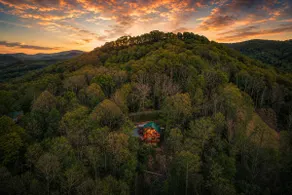 Modernes A-Frame-Haus auf einem Berggipfel | Weingüter, Aussicht, See - Image 3