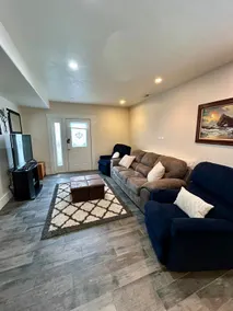 Adorable 1 Bedroom Basement Apartment with Hot Tub - Image 3