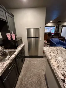 Adorable 1 Bedroom Basement Apartment with Hot Tub - Image 5
