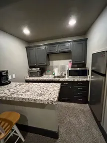 Adorable 1 Bedroom Basement Apartment with Hot Tub - Image 4