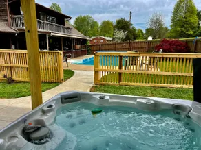 Spacious Stone & Cedar Lodge - pool, sauna, hot tub, bikes, fire pit, EVcharger. - Image 3