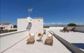 Casa Bianca family apartment near sandy beach with parking and rooftop experience - Image 2