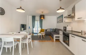 2 bedroom beach front apartment in Sukosan - Image 4