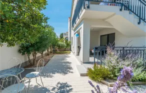 2 bedroom beach front apartment in Sukosan - Image 2