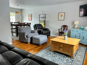Charming 3 Bedroom Home with Spacious Deck & Boat Parking, near Elk Creek - Image 2