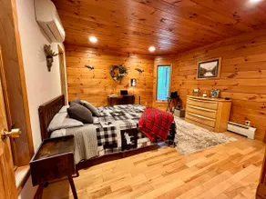Lodge with AC & Hot Tub - Image 5
