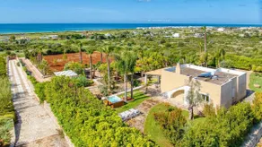Child-friendly beach villa w/ hot whirlpool & sea view - Image 2