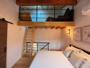 Rustic/modern house located in the city center - Image 3