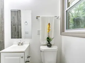 Spacious Home on a Hill near Dwntwn ATL, 3BD-2BA excluding Basement - Image 3