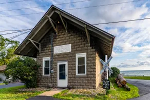 The Depot Lakefront historic train depot King loft - Image 2