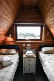 1 Bedroom Cabin with Mountain & Loch Views - Quiet Location between Glencoe & Ben Nevis - Image 3