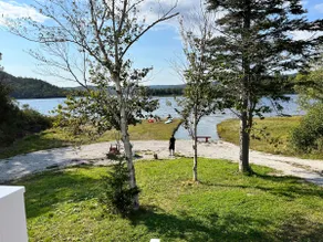 Cabin by the pond - Image 4