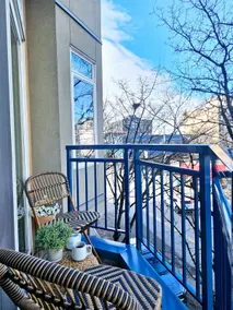 Mid-Century Condo- King Bed, Free Parking & Pool - Image 5