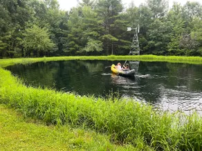 Cheerful 2 bedroom cabin with hot tub and pond - Image 3