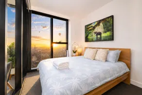 55F Luxury Melb CBD 3BR.2Bath. 8Pax. Free 2Carpark - Image 3