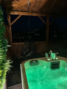 Suite Tino - Jacuzzi privé, cabine infrarouge & vue - Image 3