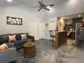 Adorable 2-bedroom guesthouse with free parking - Image 3