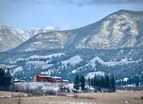 Bird Island Chalet: Hot Tub & Breathtaking Views - Image 2