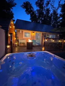 Waters Edge Cottage: Cozy. Sauna. Hot Tub - Image 3