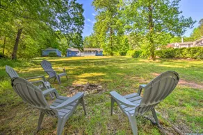 Tranquil Townville Gem with Kayaks - Image 2