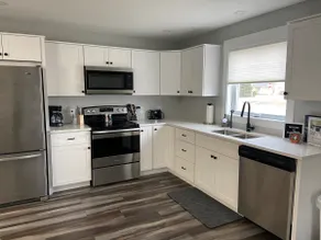 Elegant Private Suite Close to Downtown - Image 5