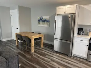 Elegant Private Suite Close to Downtown - Image 3