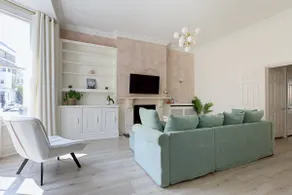 Elegant 2 bedrooms apt in Chelsea with patio - Image 3