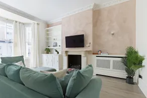 Elegant 2 bedrooms apt in Chelsea with patio - Image 2