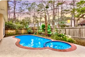 Lovely Woodlands home w/heated pool and spa! - Image 2