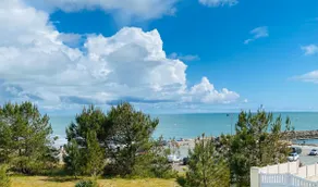 Adorable T2 apartment (45m2) in a residence with panoramic sea view - Image 2