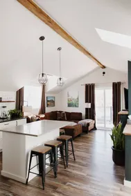 The Carriage House Apt - Image 2