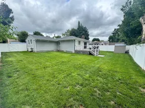 Bright & Comfortable Home in the Heart of It All - Image 4